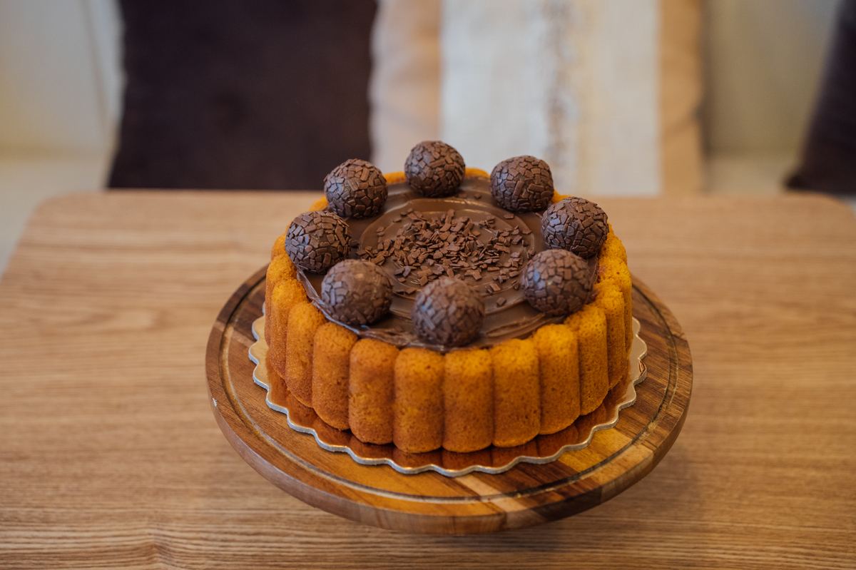 Charlotte de cenoura com chocolate belga Callebaut — bolo por encomenda Fátima