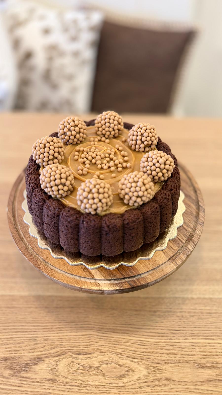 Charlotte de chocolate com doce de leite e brigadeiros — Doce Encanto Fátima
