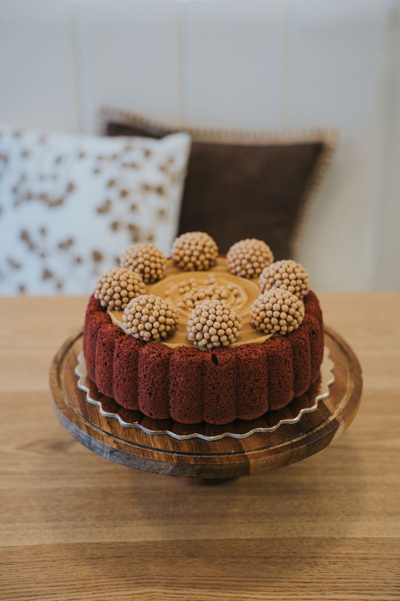 Charlotte Red Velvet com doce de leite — Doce Encanto