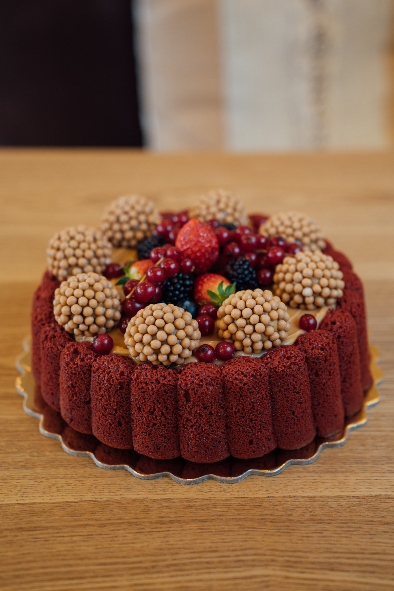Charlotte Red Velvet com doce de leite e frutas vermelhas — Doce Encanto
