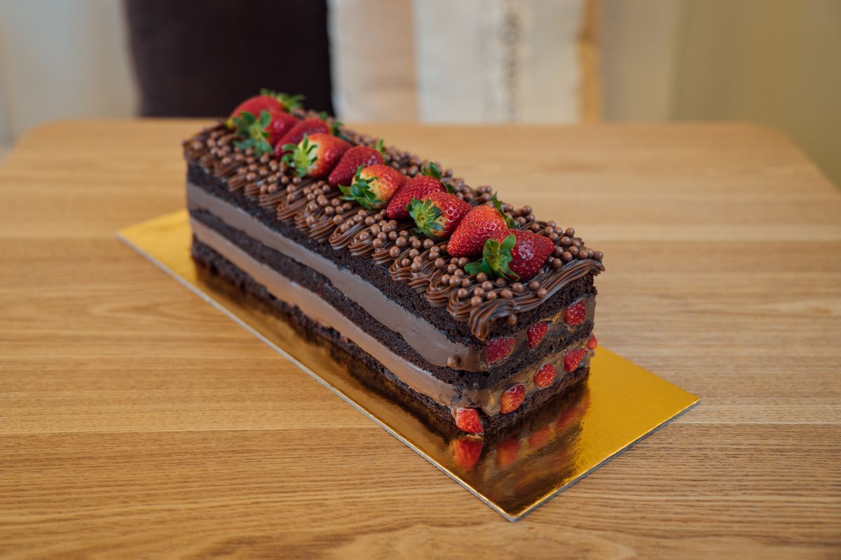 Bolo retangular de chocolate, brigadeiro belga e morango — bolo de aniversário em Fátima