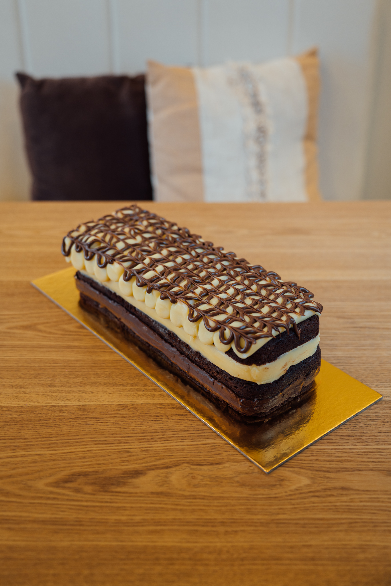 Bolo retangular de chocolate, Nido e Nutella — Doce Encanto