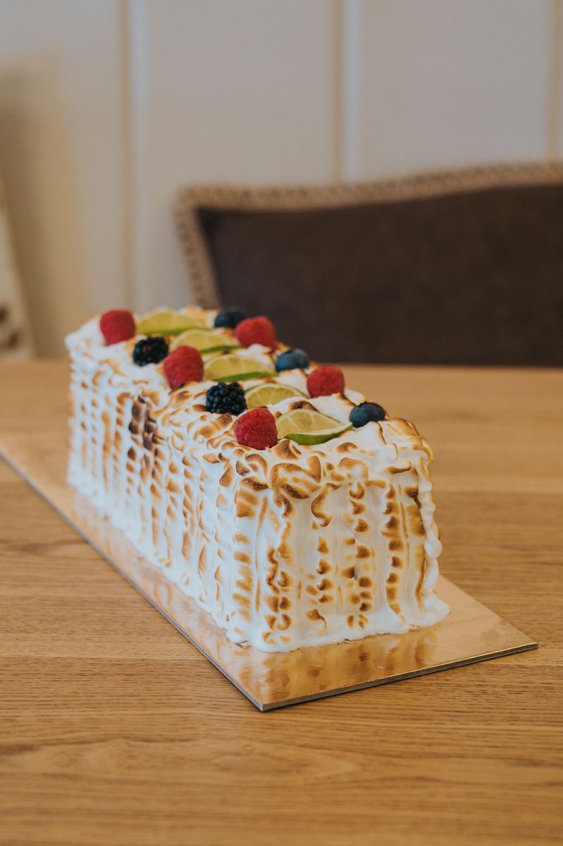 Bolo retangular de lima com geleia de frutos vermelhos e merengue — Doce Encanto
