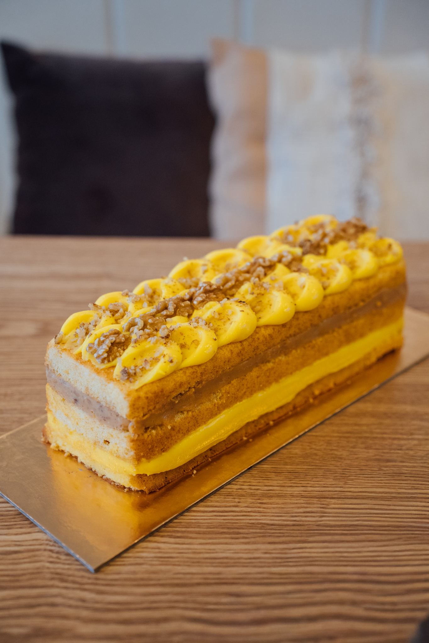 Bolo retangular de nozes e doce de ovos — Doce Encanto