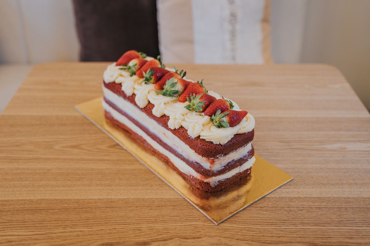 Bolo retangular Red Velvet com brigadeiro cream cheese — aniversário personalizado