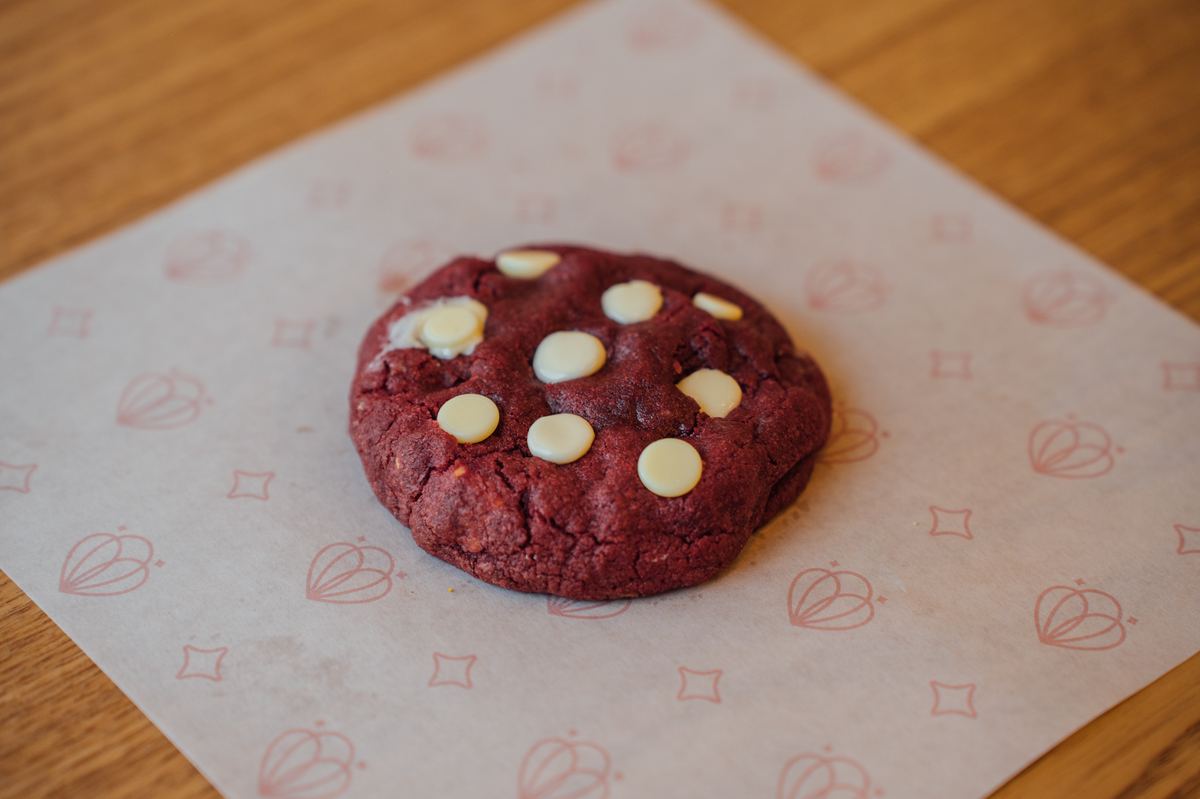 Cookie Red Velvet com brigadeiro de cream cheese