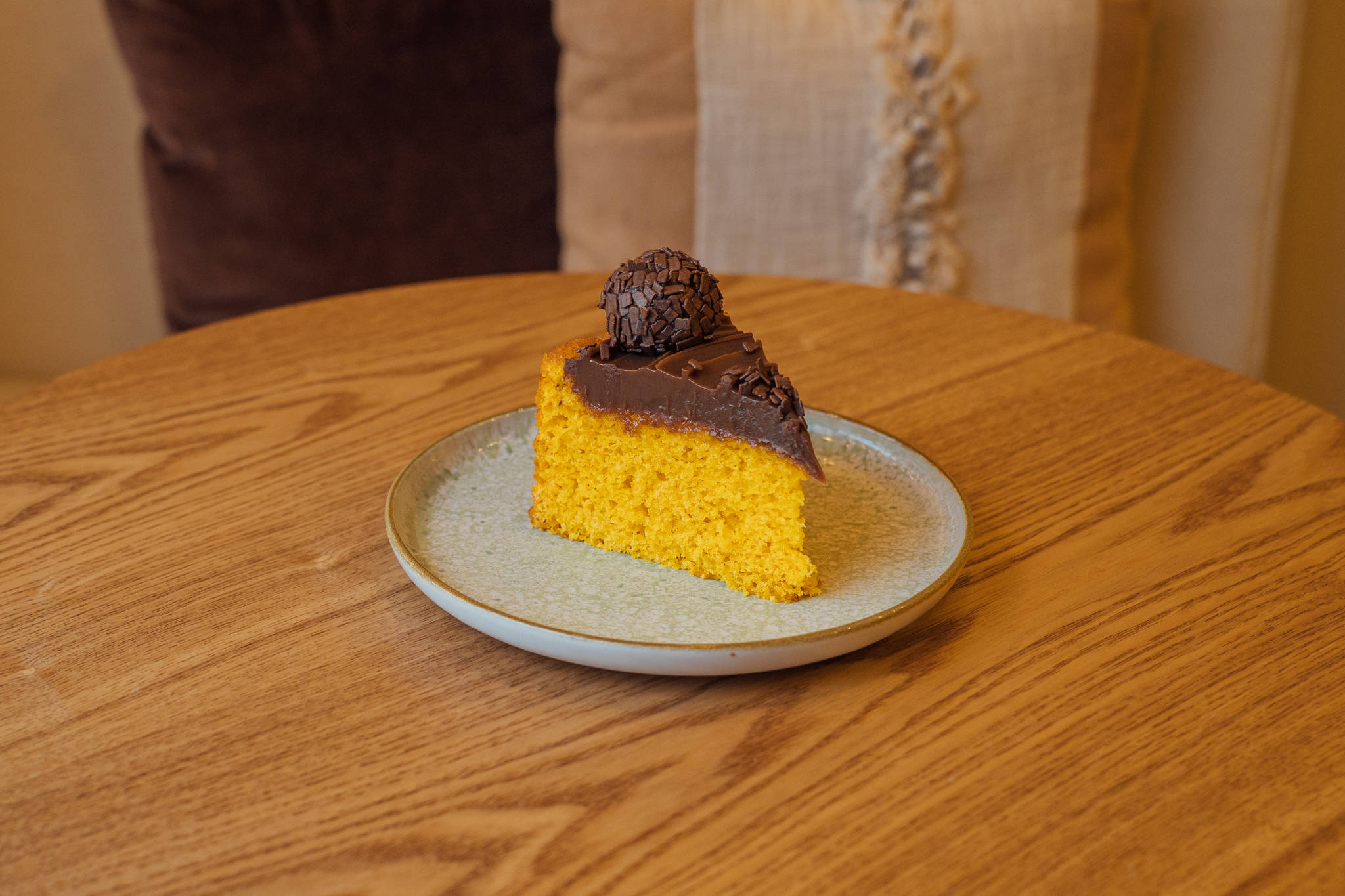 Fatia de Charlotte Cenoura & Brigadeiro Belga